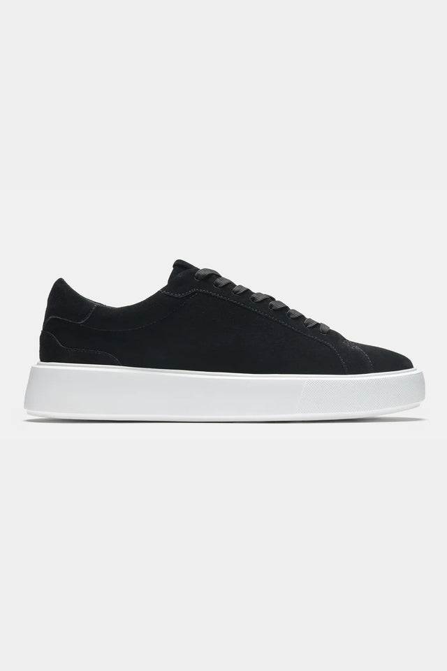 Baskets en daim noir avec semelle blanche pour homme