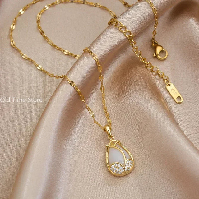 Collier Pendentif Élégant en Cristal Rose et Or