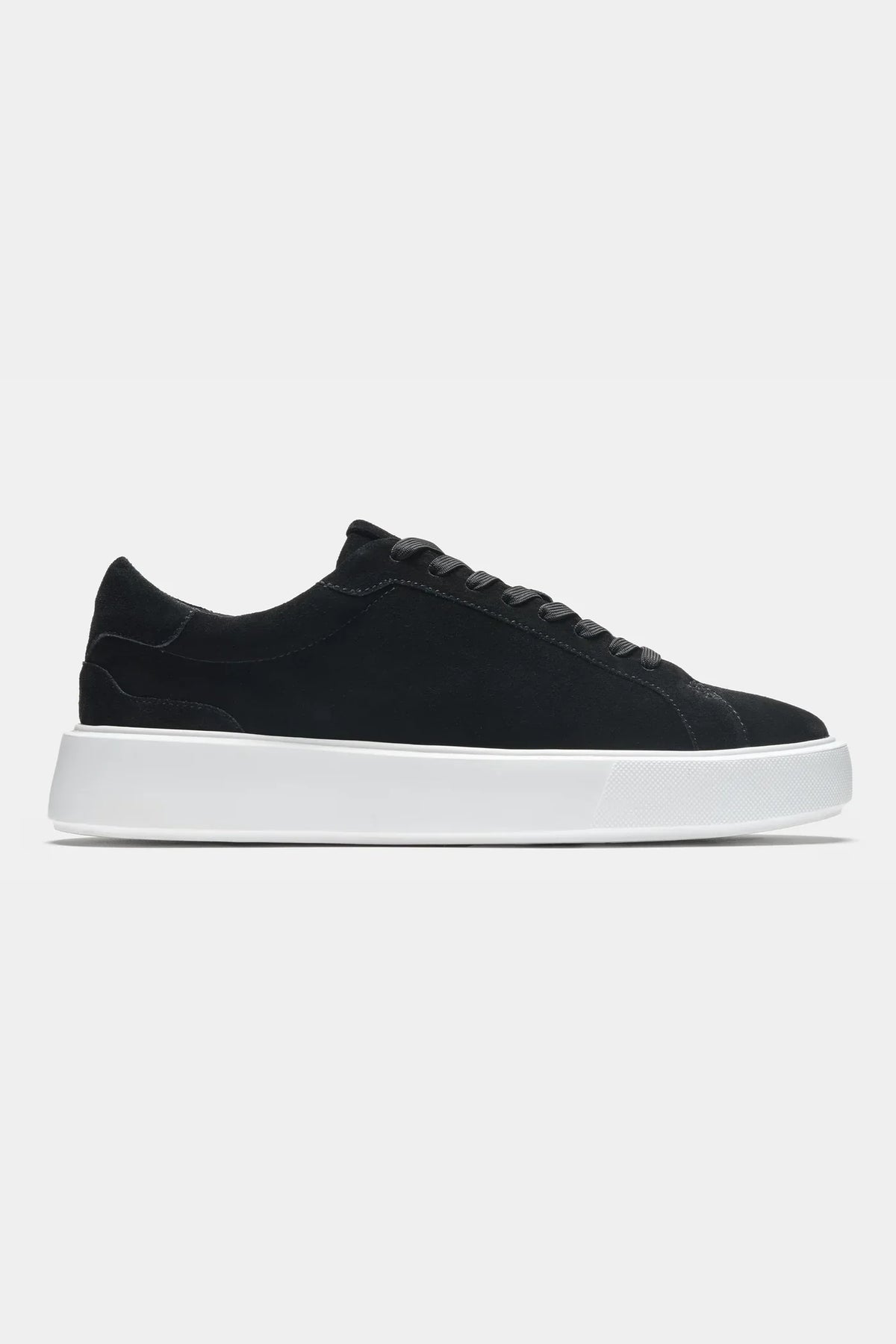 Baskets en daim noir avec semelle blanche pour homme