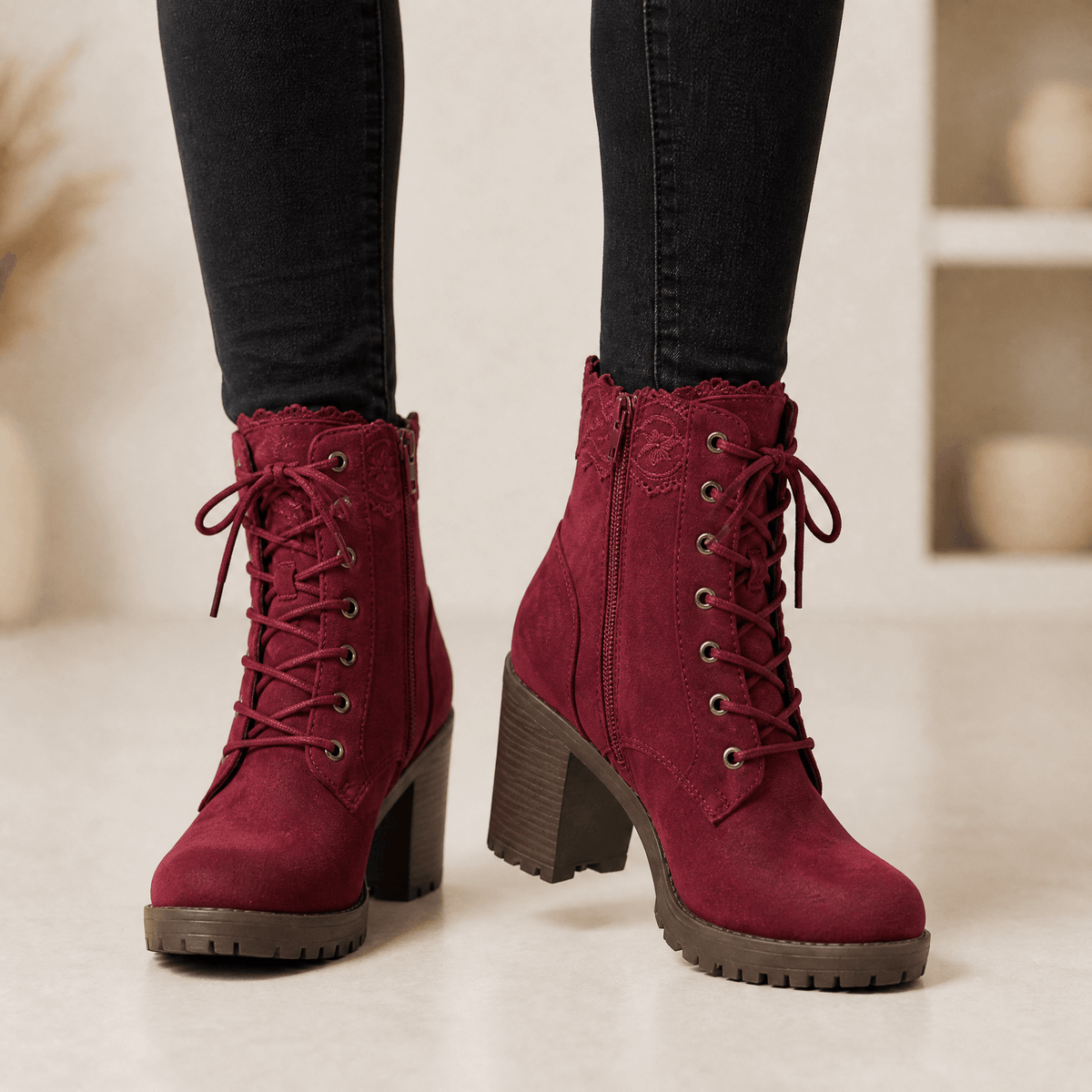 Micheline™ — Bottines effet daim à bordure dentelle